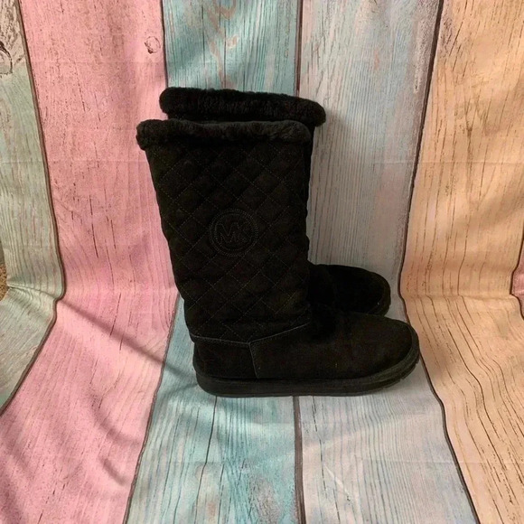 Women’s Michael kors fuzzy boots - Picture 7 of 10